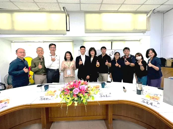 2023年總統教育獎:訪視委員、校內師長和張丞瑨同學合影